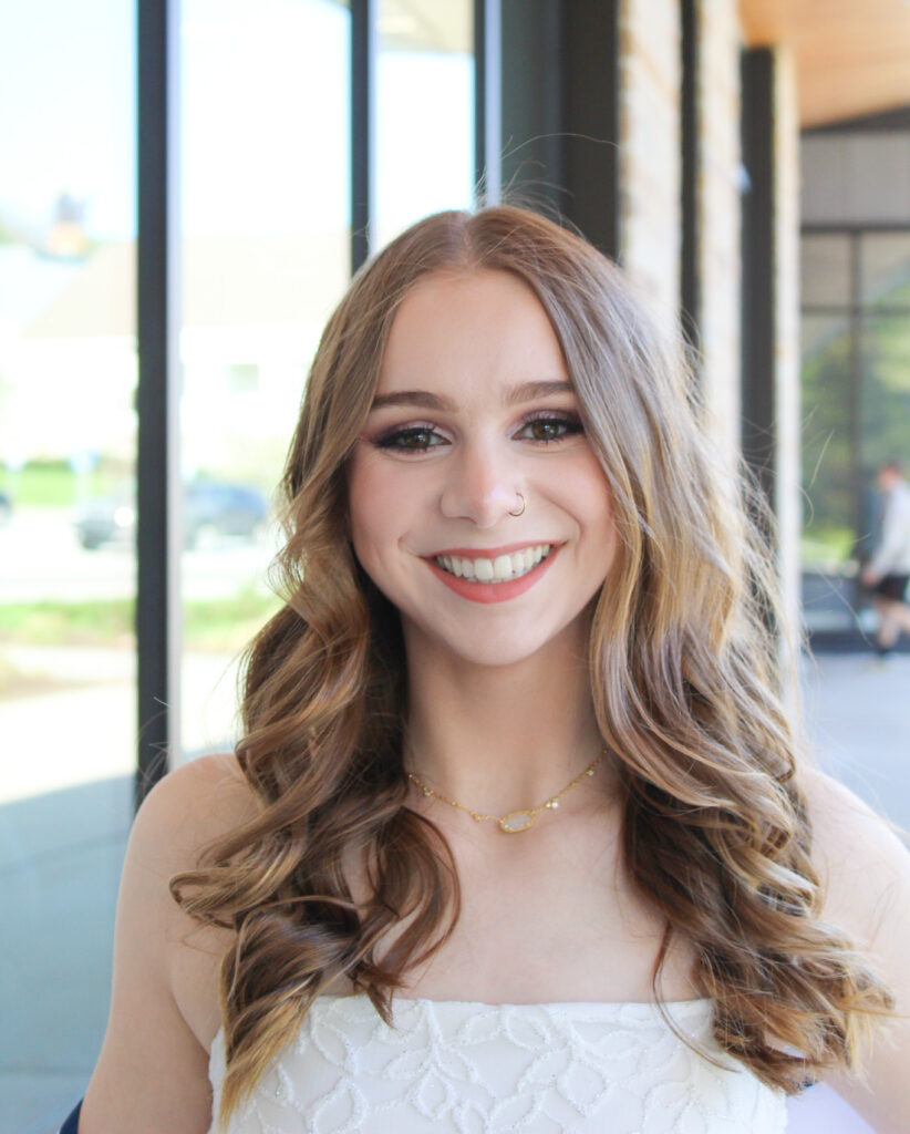 Photo of Lindsey smiling